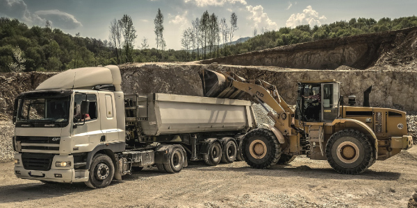 Μεταφορά των υλικών στις αποθήκες της Domos με φορτηγά